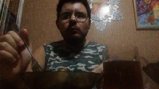 Кушаю шашлык чалагач на кости с лавашом и запиваю чаем