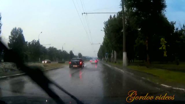 Ливень и гроза в городе Утопил машину смотреть онлайн