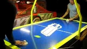 аэрохоккей/air hockey играют: Антонов - Хомченков