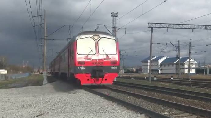 Электропоезд ЭД9М-1009 отправляется со станции Нижний Новгордо Сортировочный