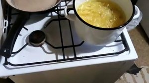 [Внс 64] Жарю свежую картошку во фритюре на домашних условиях дома в обычной кастрюле в своей кухне