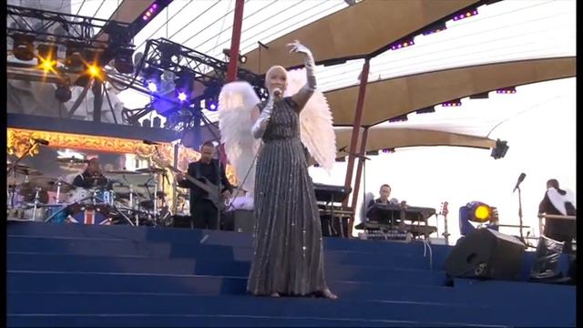 The Queens Diamond Jubilee Concert - Annie Lennox смотреть онлайн