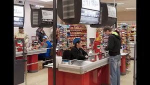 Зачем кассиры переписывают номера 5000- ых купюр в специальный журнал