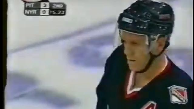 Mark Messier beats Darius Kasparaitis like a puppy (2000) смотреть онлайн