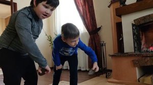 Игра в бабки. Вася и Ваня играют в старую русскую игру БАБКИ!