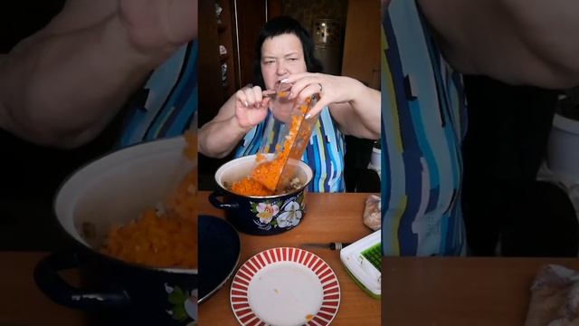 приготовила винегрет ммм и жрём на камеру и мне не жирно 13.10.2022 смотреть онлайн