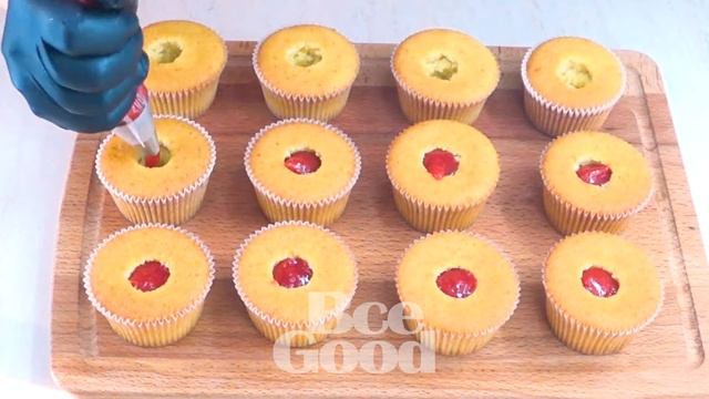 Нежные Воздушные Капкейки с Кремом "Чиз" и Клубничной Начинкой