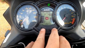 Как настроить время на часах SUZUKI V STROM DL 650 2005-2011 Настрой часы за 10 секунд Сузуки встро