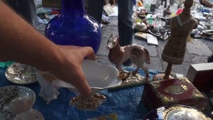 БАРАХОЛКА посреди улицы в Неаполе (ИТАЛИЯ).