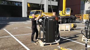 Доставка и подъем тренажеров с помощью крана в фитнес-клуб сети ДДХ БЦ «WestEast» Одинцово