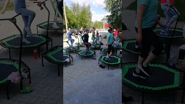 Джампинг тренировка на улице.