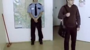Как спрятаться всем офисом за 5 секунд  Смотрим
