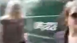 Пьяные девки веселятся  блондинка и брюнетка