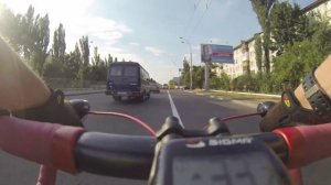 Шоссейный велосипед на дороге. Шоссейник. Шоссер. Скорость.