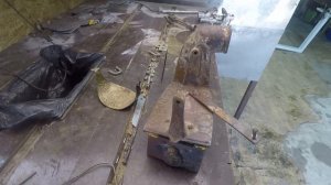 Чистим старый угольный утюг.