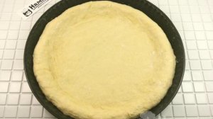 Пицца с моцареллой, салями и вялеными томатами на тонком тесте