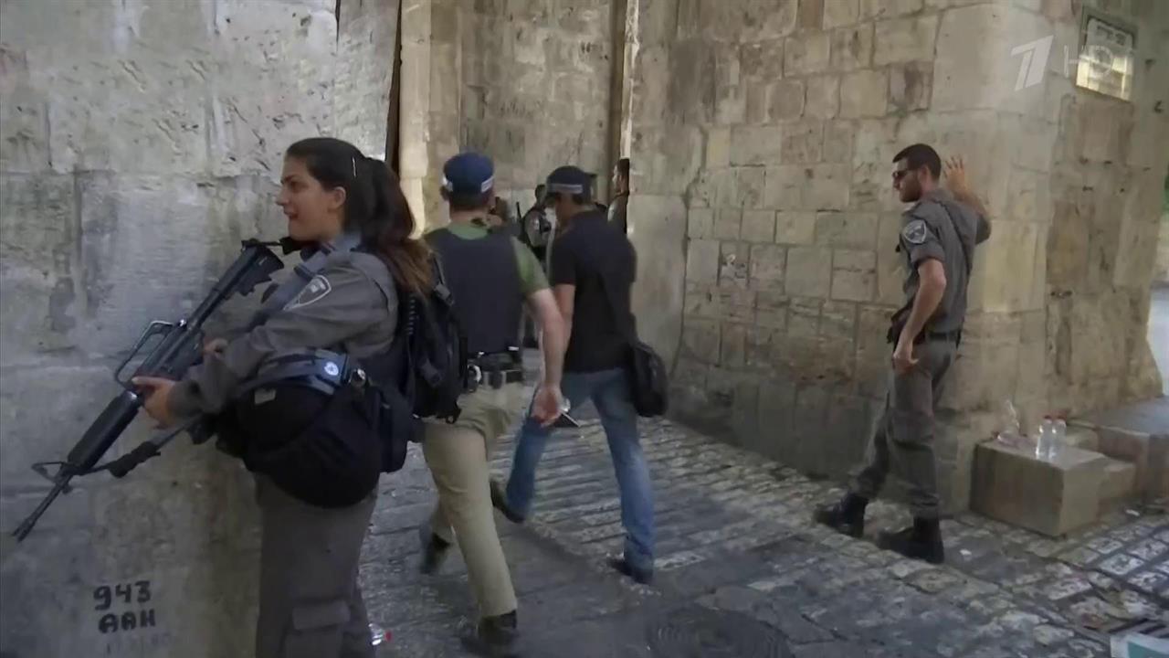 Двое полицейских погибли в результате нападения у входа на Храмовую гору в Иерусалиме