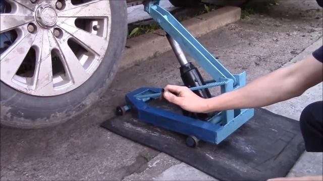 Домкрат подкатной