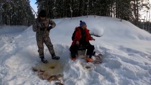 Мелкая речушка, где ГОРЫ рыбы! Клюет как из пулемета. Рыбалка на окуня и плотву зимой. Первый лед