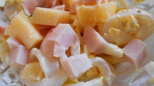 Салат с кальмарами и ветчиной