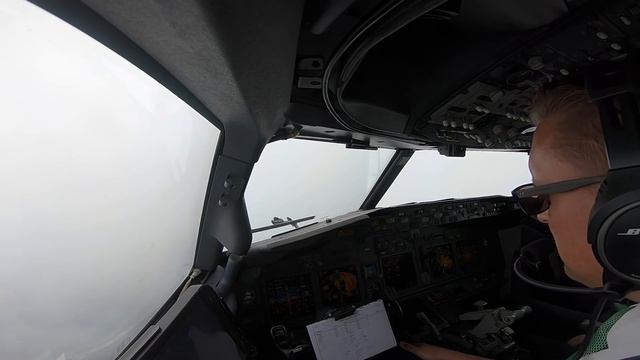 Holding at RIVER and landing at wet runway 06 Amsterdam Airport Schiphol (AMS EHAM). смотреть онлайн