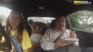 Девушка разыграла инструктора по вождению.