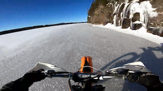 Хард эндуро, мотокросс, отжигаем на KTM по льду, зимой на мотоцикле по льду смотреть онлайн