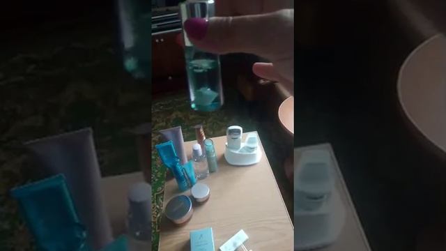 Леночка показывает как пользоваться средством с гиалуроновой кислотой. смотреть онлайн