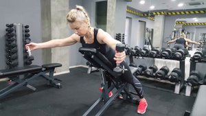 Подъем гантелей лежа на скамье 45  градусов