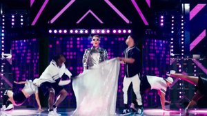 ПОП-ЗВЕЗДА опозорилась прямо на сцене и карьера пошла под откос