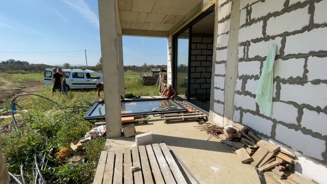 Копаем пруд на участке. Привезли экскаватор. День 1. Приехали исправлять окна
