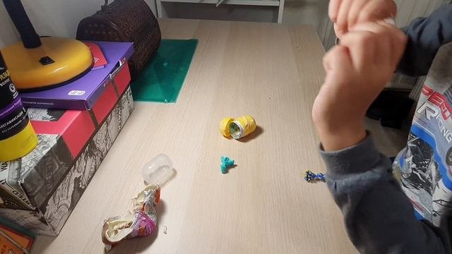 Дети играют. Коля с Фиксиками распаковывают киндерсюрприз. Неожиданная игрушка.