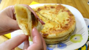 Сытные и ароматные сырные лепешки на кефире: идеальный завтрак за 10 минут