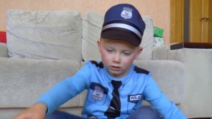 Полицейская машина потеряла колёса Сеня играет в полицию и в полицейские машинки игрушки