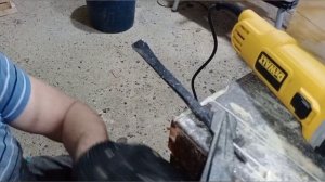 DeWalt DWE 4884 грызёт напильник