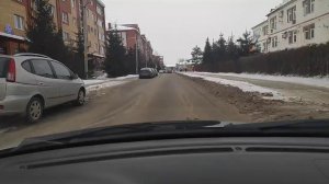 Вождение по городу, за рулем девушка