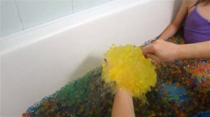 Играем в Ванной Шарики с Сюрпризами ВАННА с ОРБИЗ Видео для Детей Обнимашки с Машей