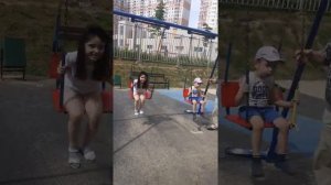 Я на качели катаюсь на детской площадке