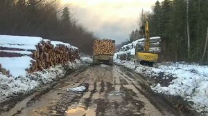 Погрузка. Лесовоз на краю обрыва!