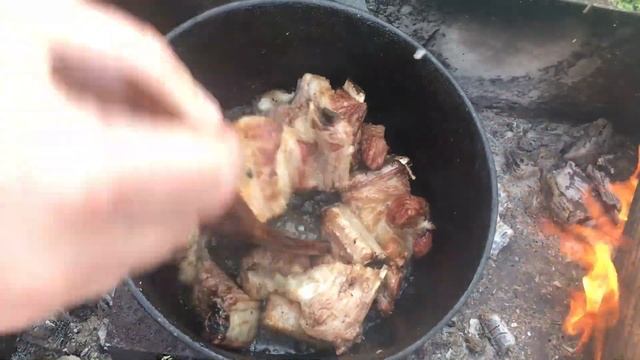 Пожалуй лучший рецепт свиных ребрышек с овощами на мангале!!! Свиные ребра в казане!! смотреть онлайн