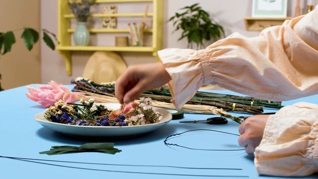 Make a flower wreath for your hair - DIY by Søstrene Grene смотреть онлайн