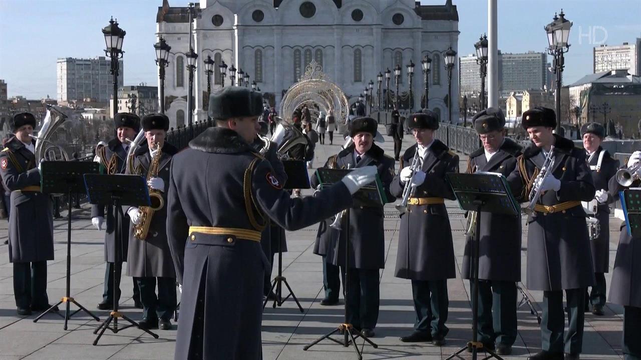 В канун 8 Марта военные музыканты Росгвардии выступили с концертом на Патриаршем мосту