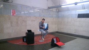 Парень классно играет на гармошке в переходе метро