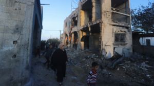 Израиль нанес удар по лагерю беженцев в Рафахе: погибли женщины и дети