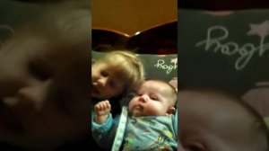 Дети чихают. Смотреть - смеяться!