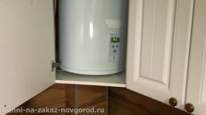 Кухня в частном деревянном доме. Дизайн белой угловой кухни в доме из бруса в современном стиле