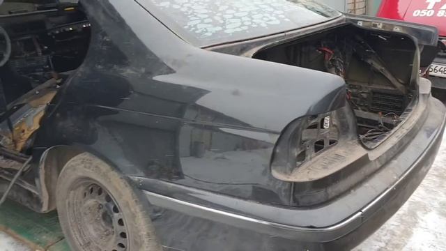 Как разобрать и отрезать четверть БМВ Е39, снимаем бензобак, задний бампер, двери и срезаем стекло. смотреть онлайн