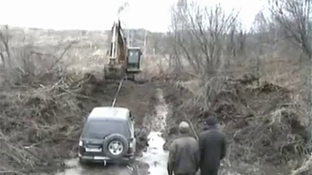 Экскаватор золотарей строит нам дорогу через р.Ик 2008г.