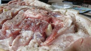 Мясной стейк из свинины в духовке