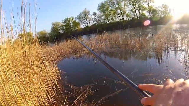 ЛОВЛЯ КАРАСЯ НА МОРМЫШКУ И СКОЛЬЗЯЩИЙ ПОПЛАВОК\\НА ДНЕПРЕ ВЕСНОЙ смотреть онлайн